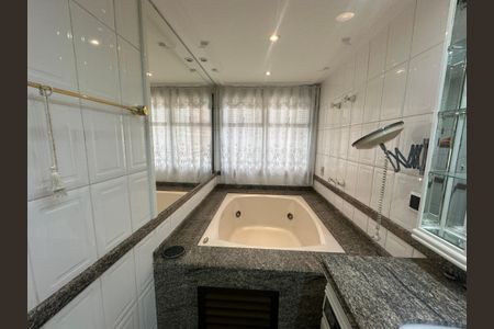 Apartamento à venda com 285m², 3 quartos e 4 vagasBanheiro da Suíte 2