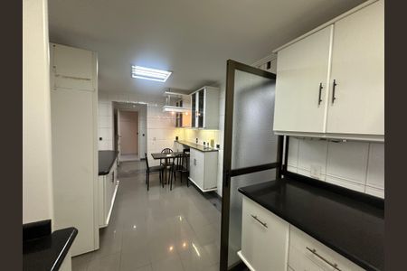 Apartamento à venda com 285m², 3 quartos e 4 vagasBanheiro da Suíte 2