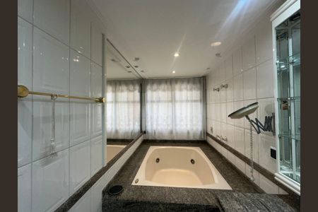 Apartamento à venda com 285m², 3 quartos e 4 vagasBanheiro da Suíte 2