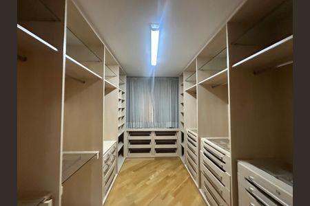 Apartamento à venda com 285m², 3 quartos e 4 vagasCloset da suíte 2