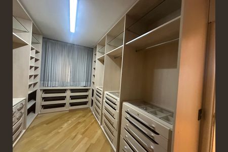 Apartamento à venda com 285m², 3 quartos e 4 vagasCloset da suíte 2
