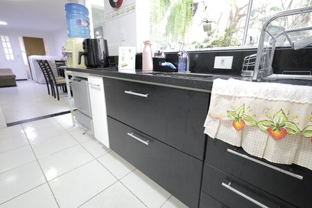 Casa à venda com 200m², 4 quartos e 1 vaga Casa à venda com 200m², 4 quartos e 1 vagaCozinha