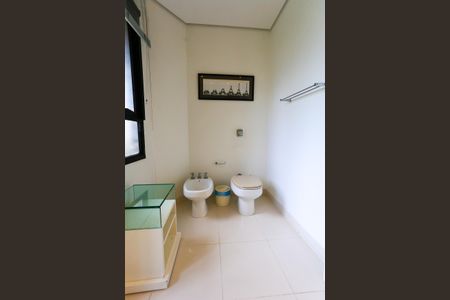 Apartamento à venda com 350m², 4 quartos e 4 vagas Apartamento à venda com 350m², 4 quartos e 4 vagasBanheiro da Suíte 4