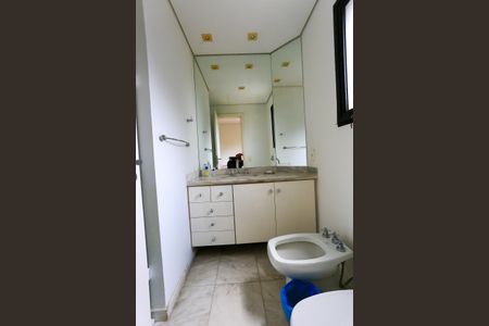 Apartamento à venda com 350m², 4 quartos e 4 vagas Apartamento à venda com 350m², 4 quartos e 4 vagasBanheiro da Suíte 2