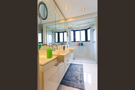 Apartamento à venda com 350m², 4 quartos e 4 vagas Apartamento à venda com 350m², 4 quartos e 4 vagasBanheiro da Suíte 4