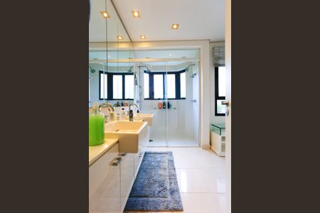 Apartamento à venda com 350m², 4 quartos e 4 vagas Apartamento à venda com 350m², 4 quartos e 4 vagasBanheiro da Suíte 4