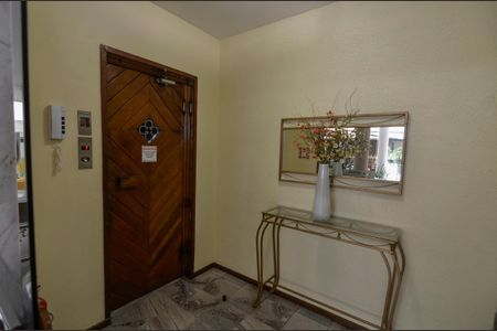 Apartamento para alugar com 70m², 2 quartos e 1 vaga Apartamento para alugar com 70m², 2 quartos e 1 vagaHall