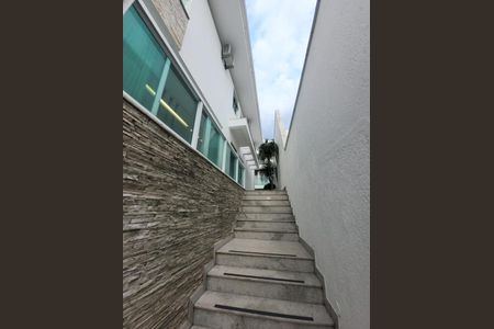 Casa de condomínio à venda com 360m², 4 quartos e 4 vagasEscada