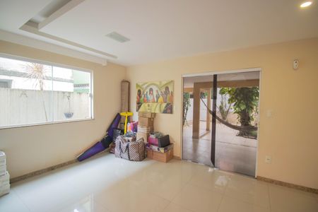 Sala de casa para alugar com 3 quartos, 280m² em Antonina, São Gonçalo