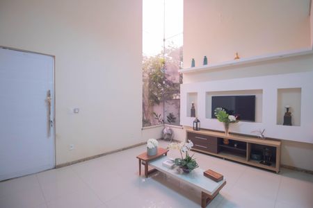 Sala de casa para alugar com 3 quartos, 280m² em Antonina, São Gonçalo