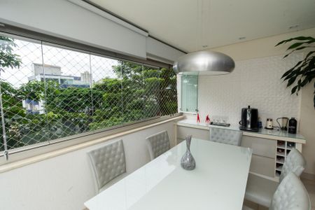 Apartamento à venda com 203m², 4 quartos e 2 vagas Apartamento à venda com 203m², 4 quartos e 2 vagasSala de Jantar