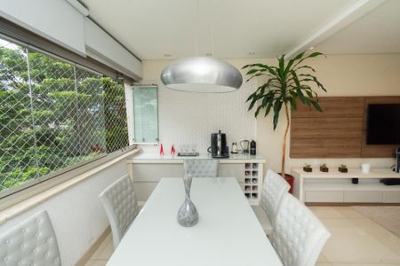 Apartamento à venda com 203m², 4 quartos e 2 vagas Apartamento à venda com 203m², 4 quartos e 2 vagasSala de Jantar