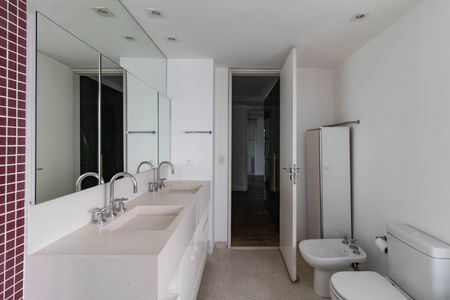 Apartamento à venda com 250m², 3 quartos e 4 vagasBanheiro da Suíte 1