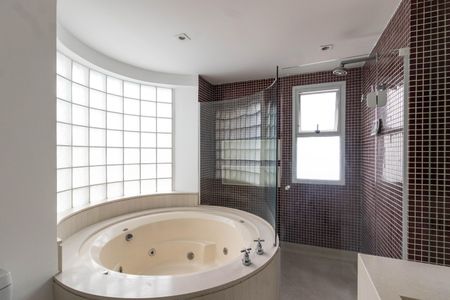 Apartamento à venda com 250m², 3 quartos e 4 vagasBanheiro da Suíte 1