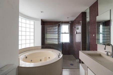 Apartamento à venda com 250m², 3 quartos e 4 vagasBanheiro da Suíte 1