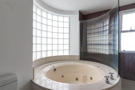 Apartamento à venda com 250m², 3 quartos e 4 vagasBanheiro da Suíte 1