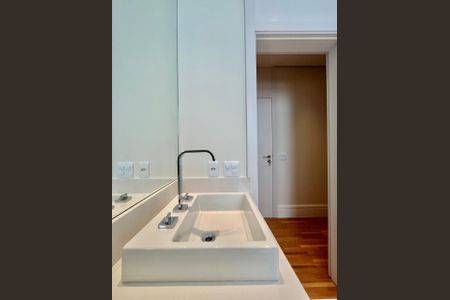 Apartamento à venda com 257m², 3 quartos e 5 vagasBanheiro da Suíte 2