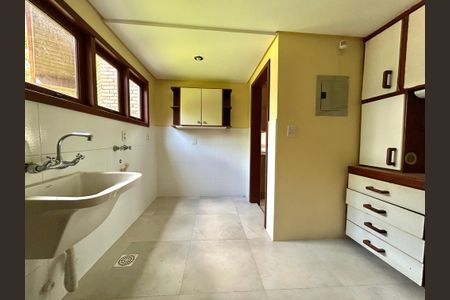 Casa de condomínio para alugar com 385m², 4 quartos e 4 vagasÁrea de Serviço