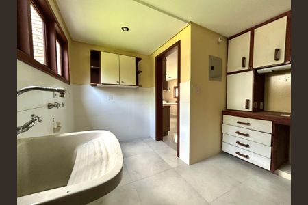 Casa de condomínio para alugar com 385m², 4 quartos e 4 vagasÁrea de Serviço