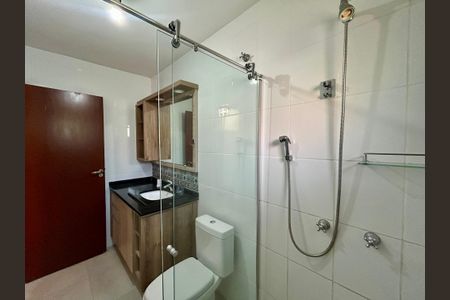 Casa de condomínio para alugar com 385m², 4 quartos e 4 vagasBanheiro suíte 