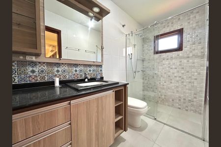 Casa de condomínio para alugar com 385m², 4 quartos e 4 vagasBanheiro Suíte 