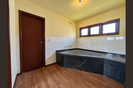 Casa de condomínio para alugar com 385m², 4 quartos e 4 vagasSuíte 