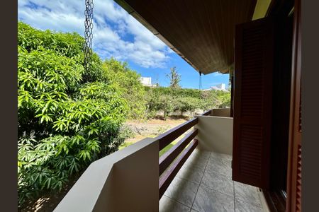 Casa de condomínio para alugar com 385m², 4 quartos e 4 vagasQuarto 2 Varanda