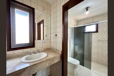 Casa de condomínio para alugar com 385m², 4 quartos e 4 vagasBanheiro Social 