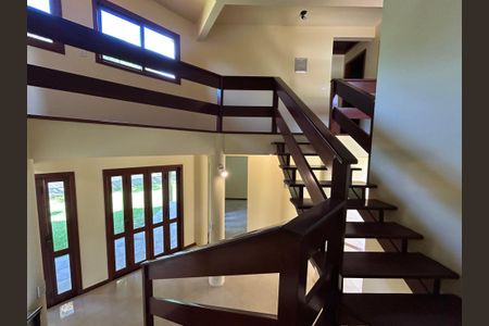 Casa de condomínio para alugar com 385m², 4 quartos e 4 vagasEscada 