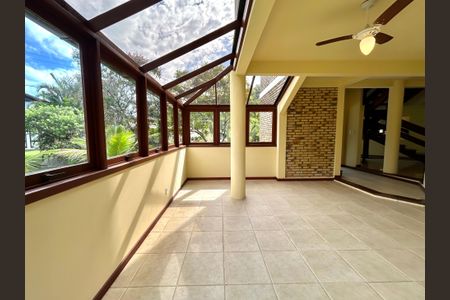 Sala de casa de condomínio para alugar com 4 quartos, 385m² em Rio Tavares, Florianópolis