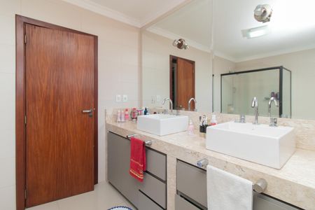 Casa à venda com 271m², 3 quartos e 4 vagasBanheiro da Suíte