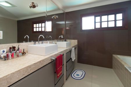 Casa à venda com 271m², 3 quartos e 4 vagasBanheiro da Suíte