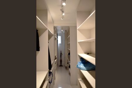Apartamento à venda com 216m², 3 quartos e 4 vagasCloset da suíte 3
