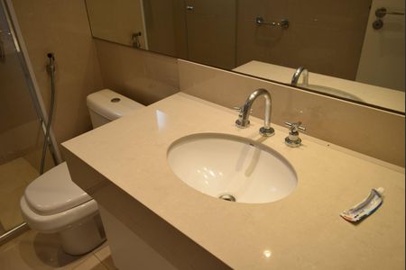 Apartamento à venda com 216m², 3 quartos e 4 vagasBanheiro da Suíte 2