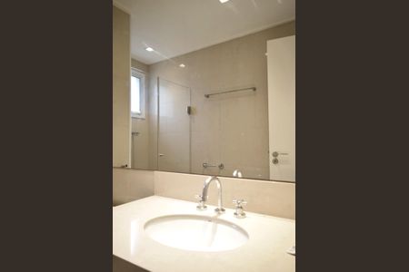 Apartamento à venda com 216m², 3 quartos e 4 vagasBanheiro da Suíte 2