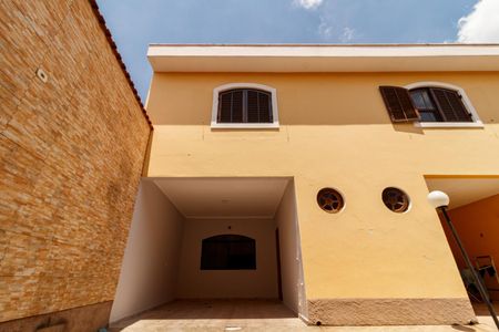 Casa de condomínio para alugar com 130m², 3 quartos e 2 vagasFachada da casa