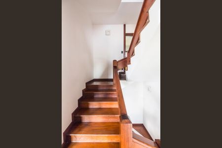 Casa de condomínio para alugar com 800m², 5 quartos e 8 vagas Casa de condomínio para alugar com 800m², 5 quartos e 8 vagasEscada