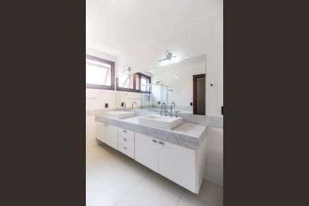 Casa de condomínio para alugar com 800m², 5 quartos e 8 vagas Casa de condomínio para alugar com 800m², 5 quartos e 8 vagasBanheiro da Suíte