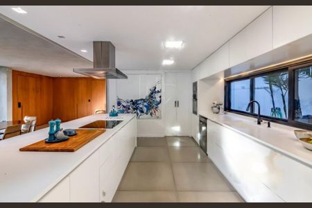 Casa à venda com 326m², 3 quartos e 6 vagas