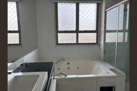 Apartamento para alugar com 220m², 4 quartos e sem vaga