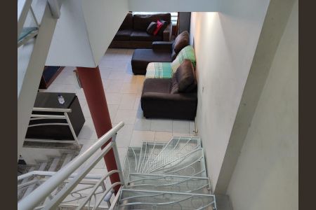 Casa para alugar com 234m², 3 quartos e 2 vagas Casa para alugar com 234m², 3 quartos e 2 vagasEscada