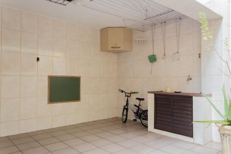 Casa à venda com 191m², 5 quartos e 2 vagas Casa à venda com 191m², 5 quartos e 2 vagasQuintal