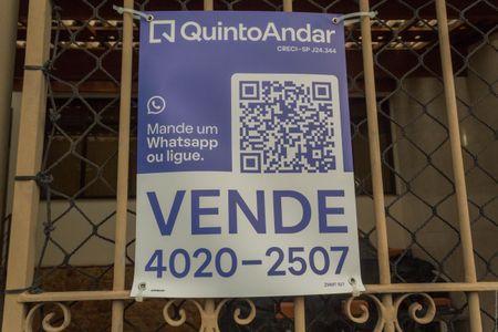 Casa à venda com 191m², 5 quartos e 2 vagas Casa à venda com 191m², 5 quartos e 2 vagasFachada