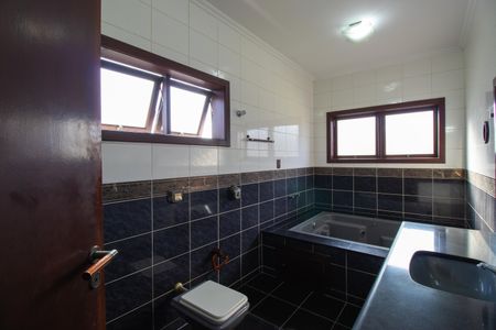 Casa de condomínio para alugar com 377m², 3 quartos e 5 vagasBanheiro do Quarto 3 - Suíte Master