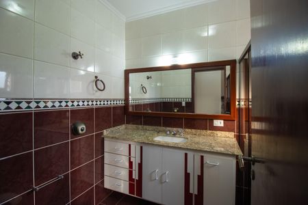 Casa de condomínio para alugar com 377m², 3 quartos e 5 vagasBanheiro Andar superior