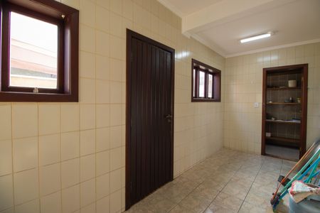 Casa de condomínio para alugar com 377m², 3 quartos e 5 vagasÁrea de Serviço