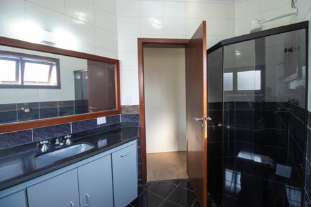 Casa de condomínio para alugar com 377m², 3 quartos e 5 vagasBanheiro do Quarto 3 - Suíte Master