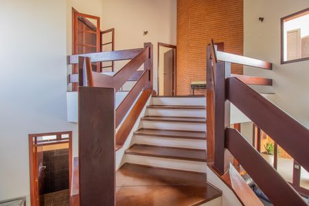 Casa de condomínio para alugar com 377m², 3 quartos e 5 vagasEscadas