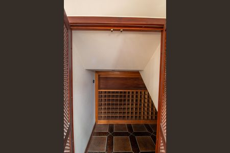 Casa de condomínio para alugar com 377m², 3 quartos e 5 vagasAdega