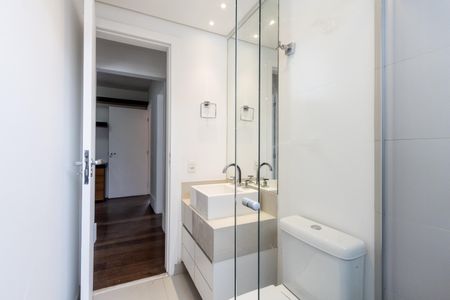 Apartamento para alugar com 128m², 3 quartos e 3 vagas Apartamento para alugar com 128m², 3 quartos e 3 vagasBanheiro do Corredor